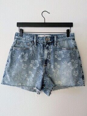 Hollister Curvy Ultra High-Rise Mom Short 3" size 7/28